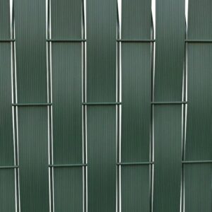 Brise-vue en rouleau PVC vert RAL 6005 posé sur un grillage souple