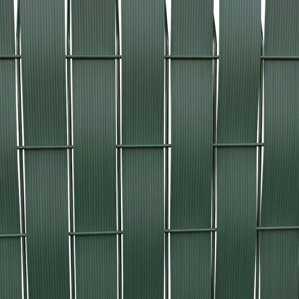 Brise-vue en rouleau PVC vert RAL 6005 posé sur un grillage souple