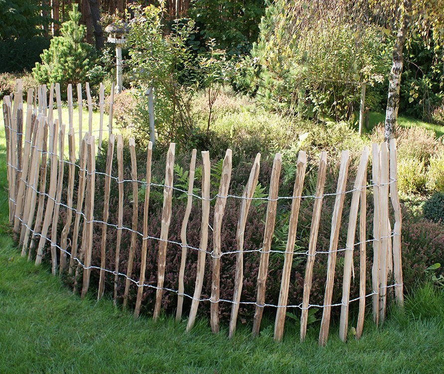 Clôture ganivelle en noisetier autour d’un massif de jardin